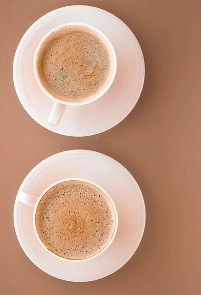 Kopp hett kaffe som frukost drink, flatlay koppar på beige bak — Stockfoto
