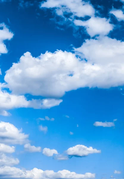 蓝天背景，白云和明亮的阳光 — 图库照片