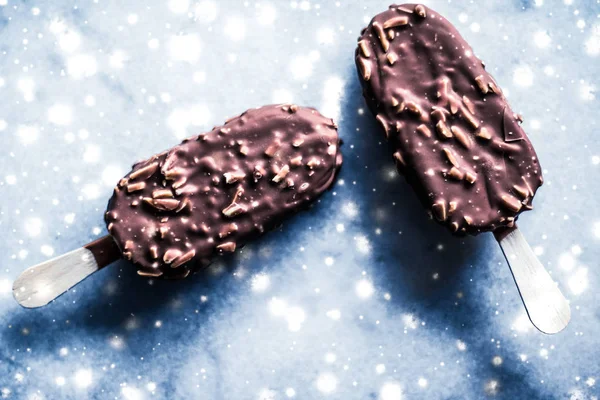 Sorvete de amêndoa de chocolate na mesa de mármore com neve brilhante, wi — Fotografia de Stock