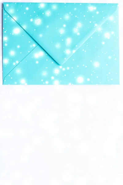 Zimowe wakacje puste koperty papierowe na marmurze z błyszczącym śniegu f — Zdjęcie stockowe