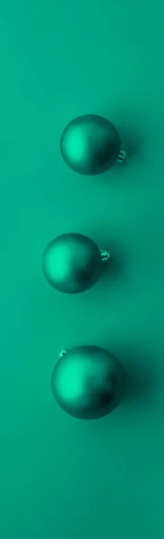 Boules de Noël sur fond de flatlay vert, vacances d'hiver de luxe — Photo