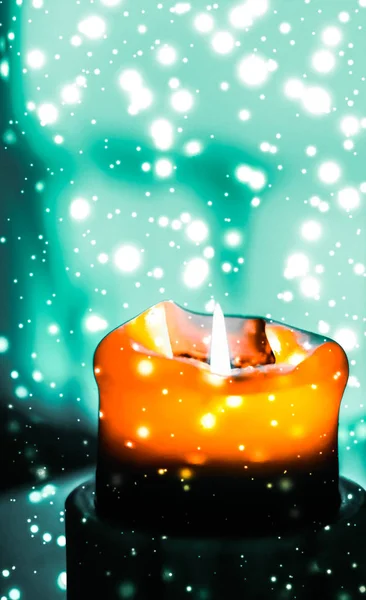 Narancssárga ünnep gyertya zöld csillogó havazás háttér, Lux — Stock Fotó
