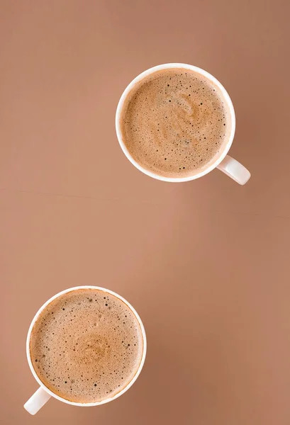 Kop varm kaffe som morgenmad drink, flatlay kopper på beige ryg - Stock-foto