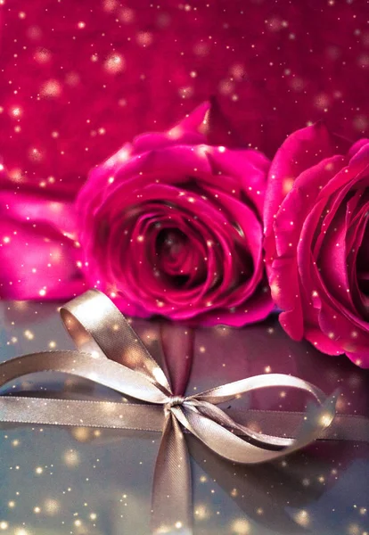 Подарок на день Святого Валентина, роскошная подарочная коробка и букет из розового остроумия — стоковое фото