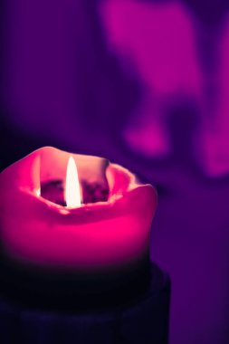 Mor arka plan pembe tatil mum, lüks marka tasarım