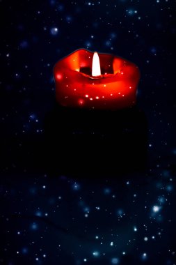 Koyu pırıl pırıl kar arka plan üzerinde kırmızı tatil mum, lüks 