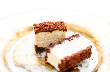Altın plaka üzerinde çikolata ile klasik cheesecake, Avrupa cu
