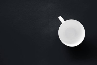 Beyaz sofra tabak çömlek seti, siyah yatık giriş boş fincan