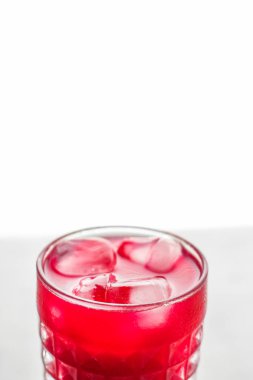 Buz ile kırmızı kokteyl cam, lüks Bar Partisi
