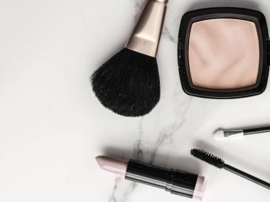 Makyaj ve kozmetik ürünleri mermer, düz arkaplan