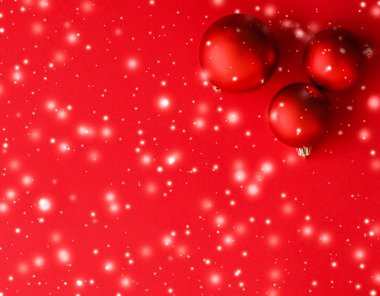 Kar glitter, lüks wi ile kırmızı arka plan üzerinde Noel baubles