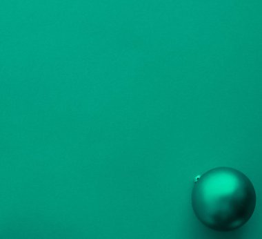 Yeşil flatlay zemin üzerinde Noel baubles, lüks kış holid