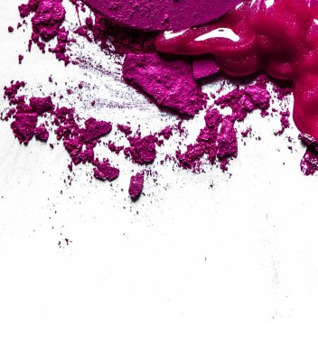 Beyaz arka plan müziği üzerinde yalıtılmış ezilmiş göz farı, ruj ve toz