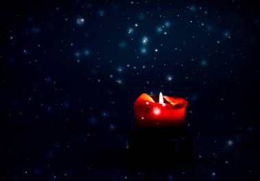 Koyu pırıl pırıl kar arka plan üzerinde kırmızı tatil mum, lüks 