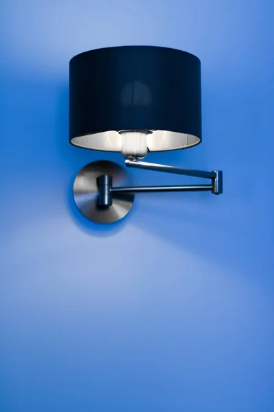 Zilveren lamp in een kamer, elegante moderne Home decor verlichting — Stockfoto