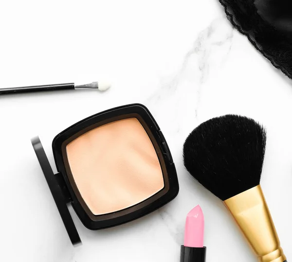 Make-up en cosmetica producten op een marmeren, platte achtergrond — Stockfoto