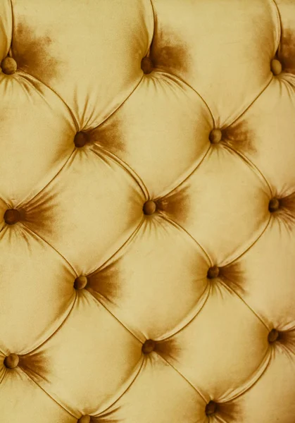 Luxo dourado veludo acolchoado sofá estofos com botões, elega — Fotografia de Stock