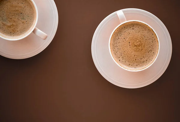 Kop af varm kaffe som morgenmad drink, flatlay kopper på brun ryg - Stock-foto