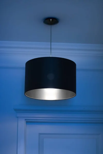 Silberlampe im Zimmer, elegante moderne Dekorbeleuchtung — Stockfoto