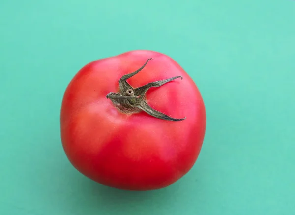 Fresh ripe red tomatoes on green background, organic vegetable f — Stock Photo, Image