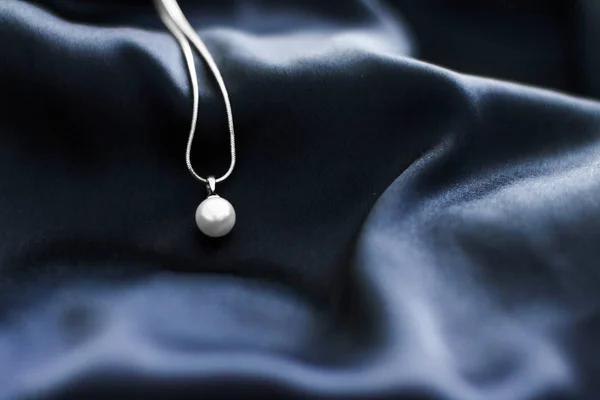 Collar de perlas de oro blanco de lujo sobre fondo de seda azul oscuro, h — Foto de Stock