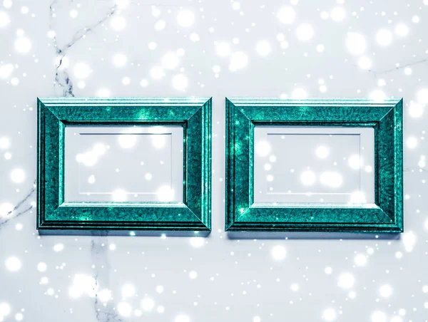 Smaragdzöld képkeret és ragyogó csillogó hó a márvány FLA — Stock Fotó