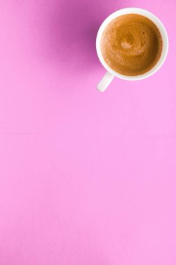 Kahvaltı içeceği olarak sıcak fransız kahvesi, pin üzerinde flatlay bardak