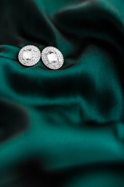 Koyu zümrüt yeşili ipek lüks elmas küpe, tatil glam