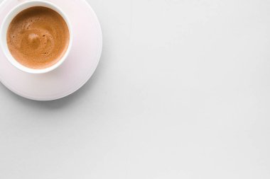 Kahvaltı içeceği olarak sıcak Fransız kahvesi fincan, whi flatlay bardak