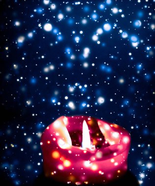 Mavi köpüklü kar arka plan kırmızı tatil mum, lüks 