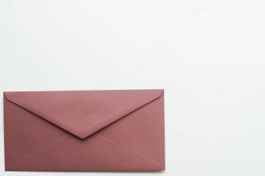 Mermer yatık arka planda boş kağıt zarflar, tatil posta