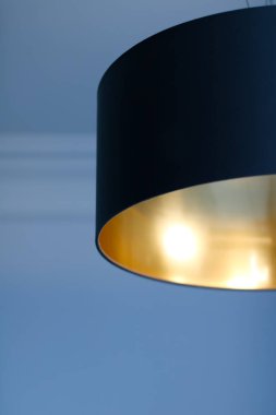 Bir odada altın lamba, zarif modern ev dekorasyonu ışıklandırması.