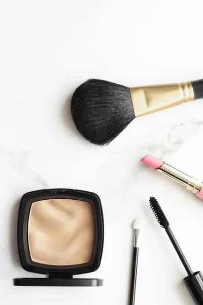 Make-up und Kosmetikprodukte auf Marmor, Flatlay-Hintergrund — Stockfoto