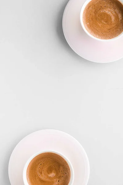 Coupe de café français chaud comme boisson pour le petit déjeuner, tasses flatlay sur whi — Photo