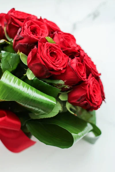 Férias amor presente no Dia dos Namorados, bouquet de luxo de ro vermelho — Fotografia de Stock