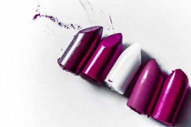 Beyaz arka planda yalıtılmış kesilmiş ruj yakın çekim