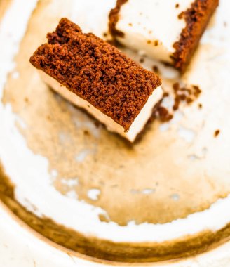 Altın plaka üzerinde çikolata ile klasik cheesecake, Avrupa cu