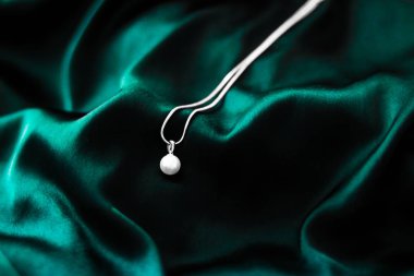 Koyu zümrüt yeşili ipek sırt lüks beyaz altın inci kolye