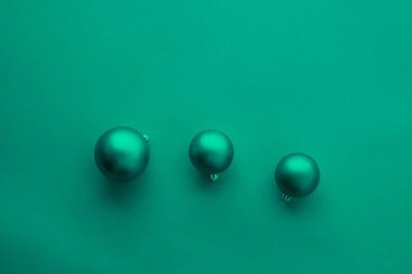 Yeşil flatlay zemin üzerinde Noel baubles, lüks kış holid