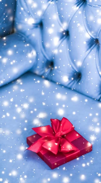 Navidad vacaciones lujo rojo caja de regalo sobre fondo azul con gl — Foto de Stock