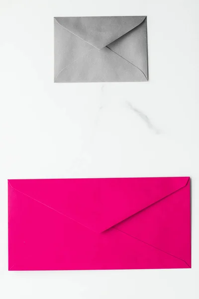 Порожні паперові конверти на мармуровому пласкому фоні, святкові листи — стокове фото