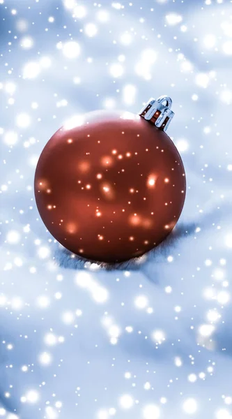 Boules de Noël en bronze sur fourrure pelucheuse bleue avec lueur de neige brillante — Photo