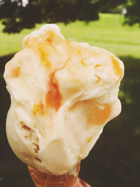 Cone de sorvete derretendo ao ar livre no verão, comida de sobremesa doce em — Fotografia de Stock