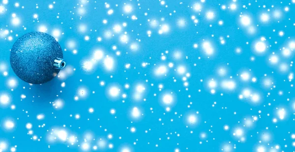 Julgranskulor på blå bakgrund med snöglitter, lyx w — Stockfoto