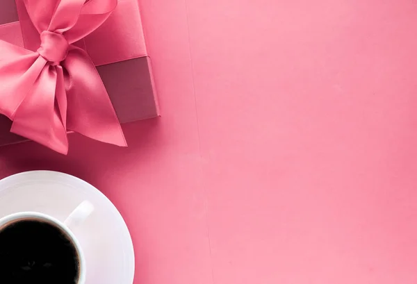 Lyxig presentask och kaffekopp på rosa bakgrund, flatlay desig — Stockfoto