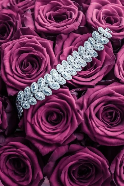 Luxury diamond jewelry bracelet and pink roses flowers, love gif — Stock Photo, Image