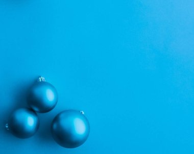 Mavi flatlay fon üzerinde Noel baubles, lüks kış holida