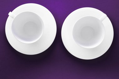 Beyaz sofra tabak seti, mor flatlay backgr boş fincan