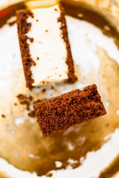 황금 접시에 초콜릿을 곁들인 클래식 치즈케이크, 유럽식 치즈케이크 — 스톡 사진