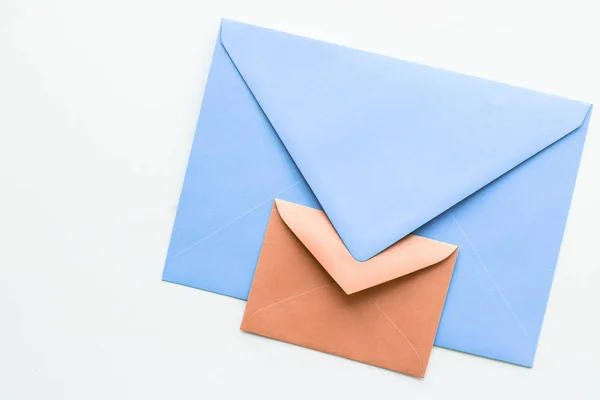 Enveloppes en papier vierges sur fond plat en marbre, courrier de vacances — Photo